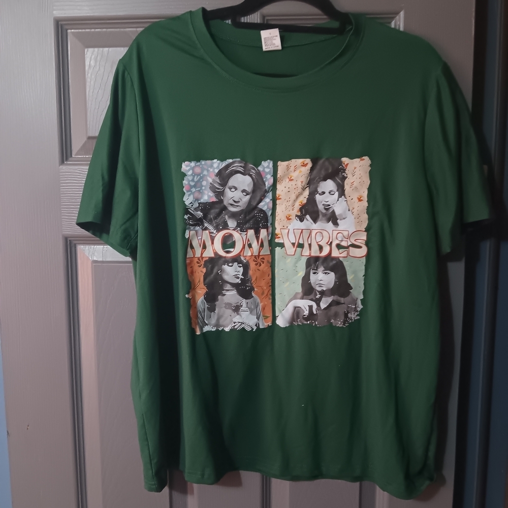 Mom Vibes Graphic Tee - Green
